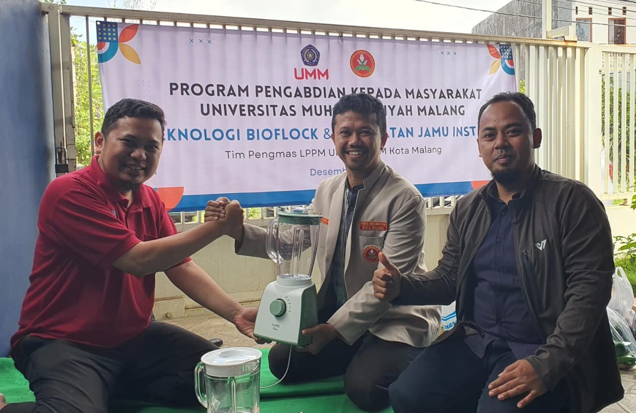 Mahasiswa dan Dosen Farmasi UMM Dampingi Pemuda Muhammadiyah Kota Malang Produksi Jamu Serbuk Instan